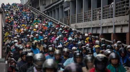 تراقیک همه روزه موتورسواران بر روی یک پل در تایوان 