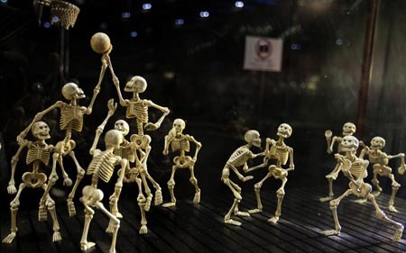  یک تیم بسکتبال اسکلتی ساخته شده از عاج فیل در نمایشگاهی در هنگ کنگ چین