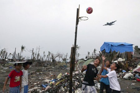 بازی بسکتبال کودکان توفان زده فیلیپینی