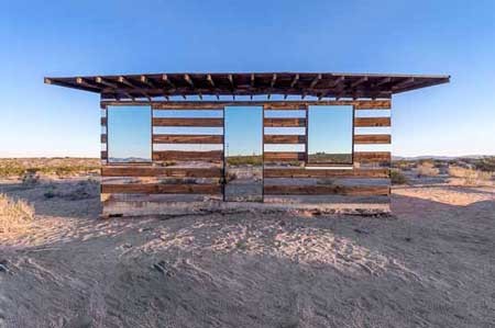 کلبه ای صحرایی ساخته شده از آینه و صفحه های LED ، کالیفرنیا  