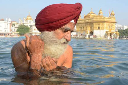 عکسهای جالب,عکسهای جذاب, آب تنی مرد هندو 