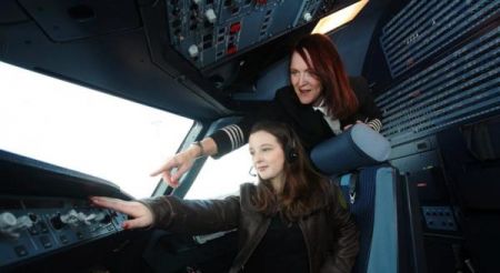 اخبار,اخبار گوناگون,جوان‌ترین خلبان زن در جهان