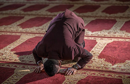 آداب سجده در نماز به چه صورت است