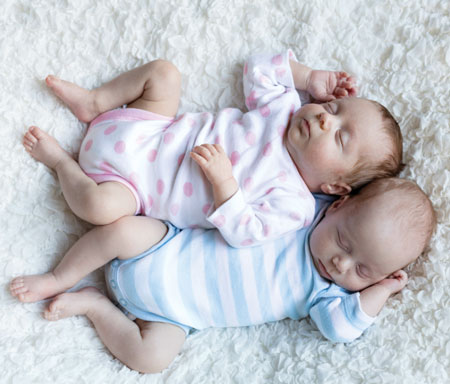 علت دختر شدن جنین چیست, کدام اسپرم زودتر به تخمک می رسد,برای دختردار شدن به کدام پهلو بخوابیم